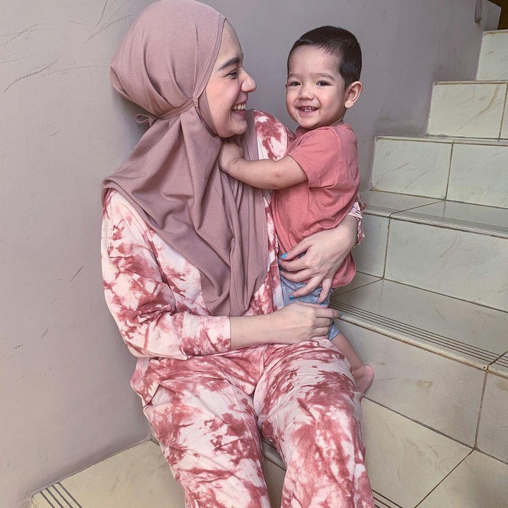 <p>Bahkan Putri Anne juga tampil kompak bersama Ibrahim ketika di rumah aja. Mereka mengenakan busana rumah berwarna dusty pink. (Foto: Instagram @putriannesaloka)</p>