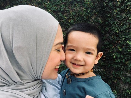 7 Potret Istri Arya Saloka Putri Anne Bareng Anak, Baju Selalu Senada Bun!