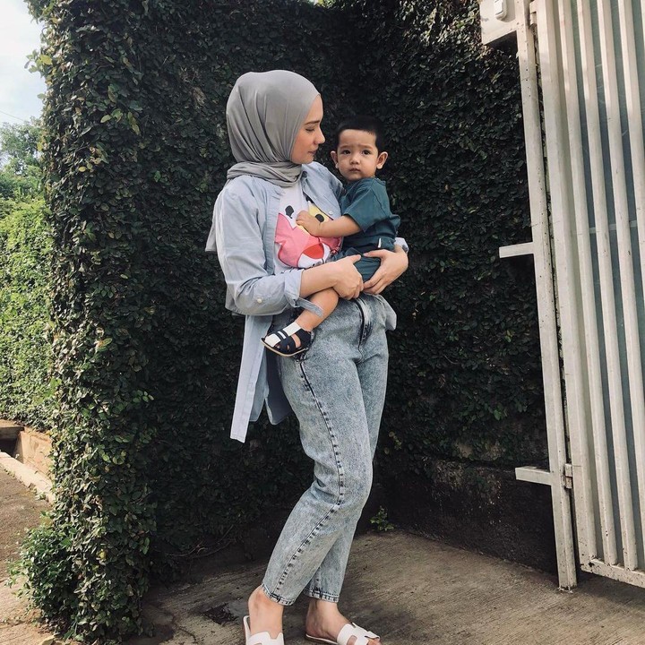 <p>Setelah menjadi mualaf, Putri Anne mantap mengenakan hijab untuk menutup mahkotanya, Bunda. OOTD-nya juga kerap menjadi inspirasi para hijabers, lho. (Foto: Instagram @putriannesaloka)</p>