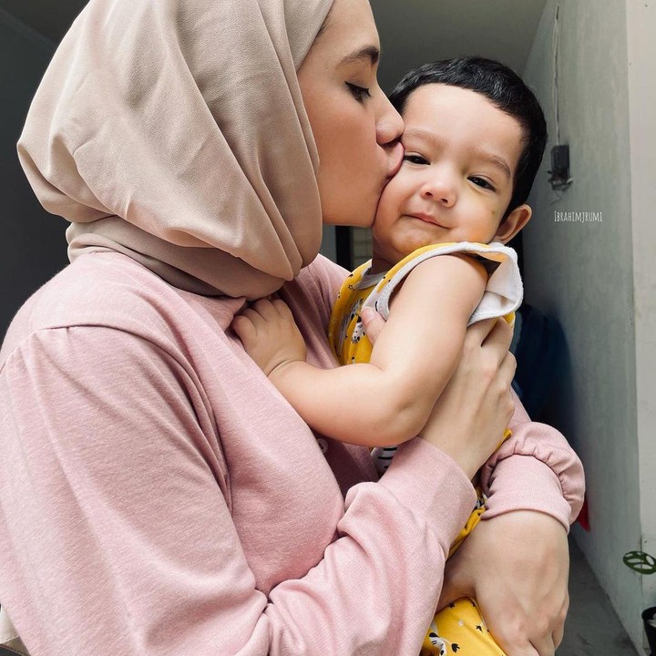 <p>Ibrahim Jalal Ad Din Rumi lahir pada 11 September 2019. Ibrahim sebentar lagi akan berusia dua tahun. Putri Anne begitu mencintai putranya yang menggemaskan. (Foto: Instagram @putriannesaloka)</p>