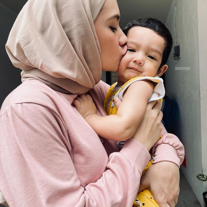 7 Potret Istri Arya Saloka Putri Anne Bareng Anak Baju Selalu Senada Bun 1