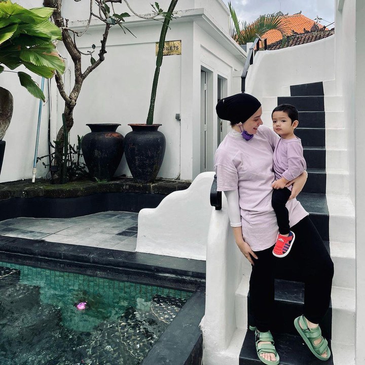 <p>Di beberapa kesempatan, Putri Anne gemar mengenakan busana yang senada dengan Ibrahim. Seperti ketika mengenakan outfit berwarna lilac yang kekinian. (Foto: Instagram @putriannesaloka)</p>