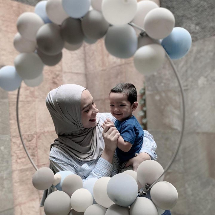 <p>Ibrahim tampak sangat bahagia ketika merayakan pesta bersama Ibunda. Mereka berpose dengan dekorasi balon-balon yang bikin Ibrahim tersenyum lebar. (Foto: Instagram @putriannesaloka)</p>