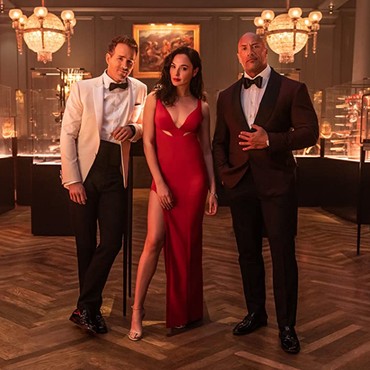 Gal Gadot Dikejar Ryan Reynolds & Dwayne Johnson untuk Dijebloskan ke Bui