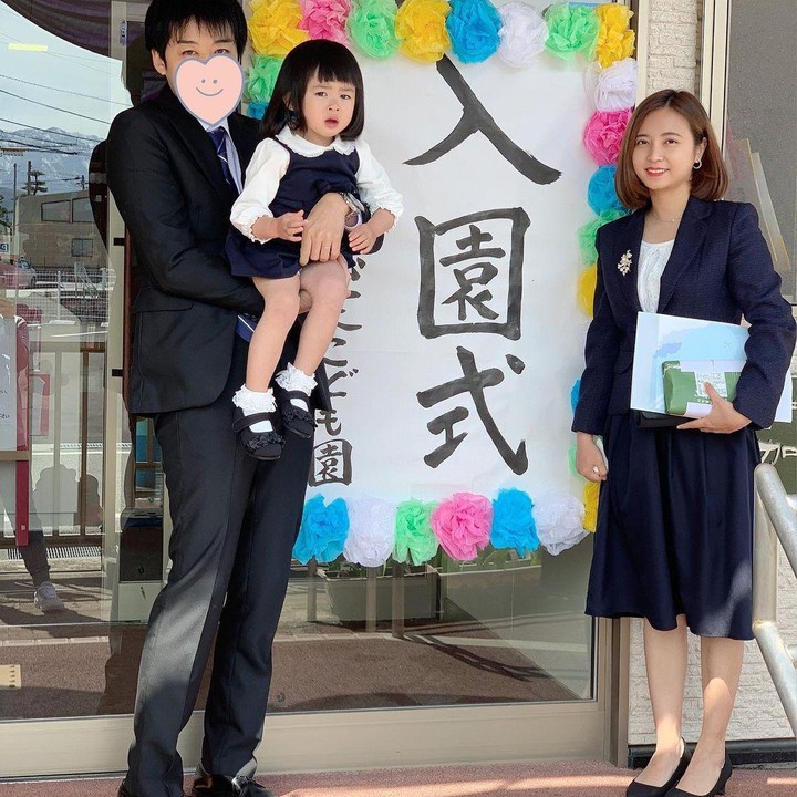 <p>Belum lama ini, Rica Leyona dan suaminya menghadiri upacara kenaikan kelas sang putri. Mereka datang ke sekolah Ayuka untuk mendampingi putri kecilnya. (Foto: Instagram @rica_tsuji)</p>