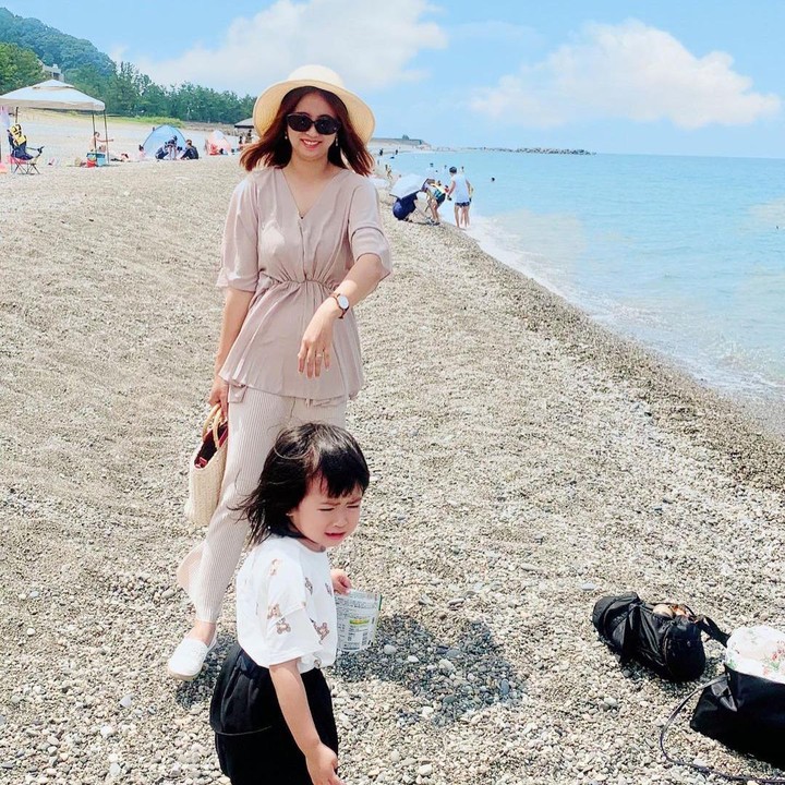 <p>Ayuka Tsuji lahir pada 19 Mei 2018. Kini tumbuh besar, Rica Leyona sering mengajak putri kecilnya pergi jalan-jalan menikmati keindahan Negeri Sakura. Tengok saja potret mereka ketika berada di pantai. (Foto: Instagram @rica_tsuji)</p>