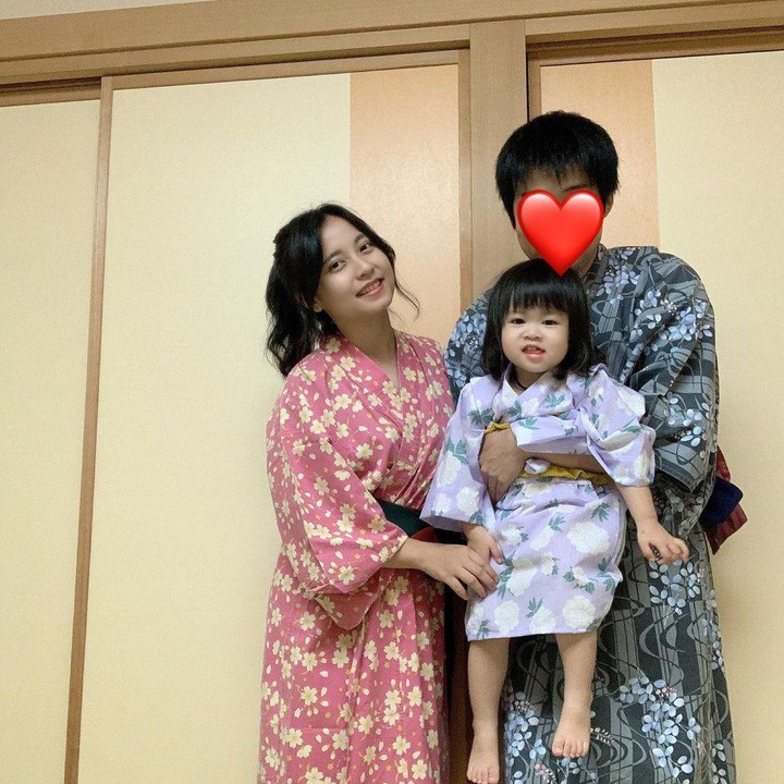 <p>Kebahagiaan Rica Leyona tak menghilang meski berhenti dari dunia hiburan. Kini ia hidup bahagia di Jepang usai menikah dengan fansnya yang bernama Kunihiko Tsuji di 2016. Mereka telah dikaruniai seorang putri bernama Ayuka Tsuji. (Foto: Instagram @rica_tsuji)</p>