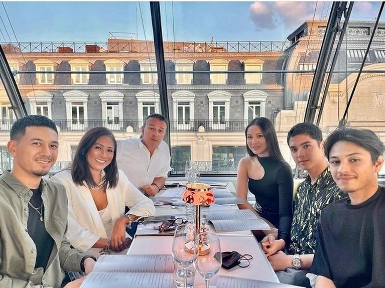 Risa Dewi Calon Mertua Al Ghazali Ibunda Alyssa Daguise yang Modis Al Ghazali memiliki calon mertua yang modis dan mencuri perhatian. Yuk intip potret Risa Dewi ibunda Alyssa Daguise!