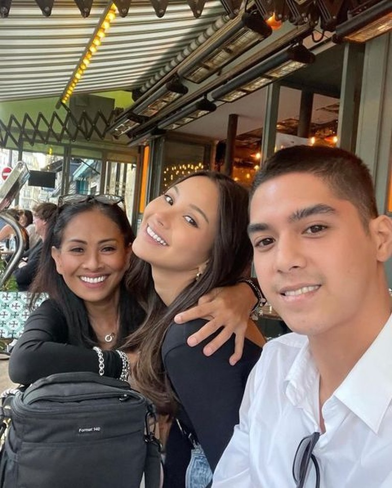 Risa Dewi Calon Mertua Al Ghazali Ibunda Alyssa Daguise yang Modis Al Ghazali memiliki calon mertua yang modis dan mencuri perhatian. Yuk intip potret Risa Dewi ibunda Alyssa Daguise!