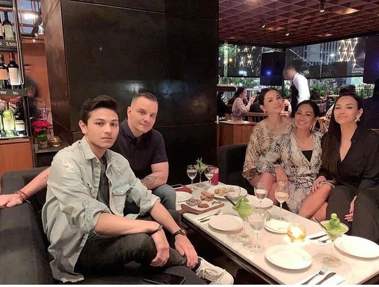 Risa Dewi Calon Mertua Al Ghazali Ibunda Alyssa Daguise yang Modis Al Ghazali memiliki calon mertua yang modis dan mencuri perhatian. Yuk intip potret Risa Dewi ibunda Alyssa Daguise!