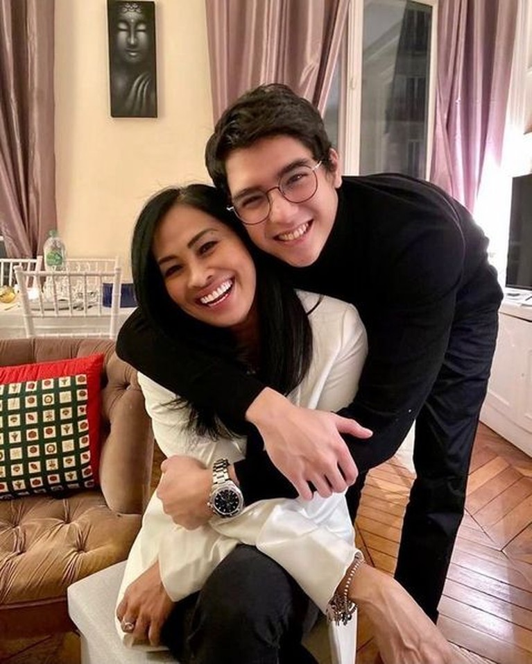 Risa Dewi Calon Mertua Al Ghazali Ibunda Alyssa Daguise yang Modis Al Ghazali memiliki calon mertua yang modis dan mencuri perhatian. Yuk intip potret Risa Dewi ibunda Alyssa Daguise!