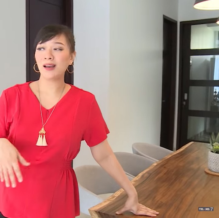 <p>Bangunan 3 lantai itu didesain dengan konsep skandanavian minimalis-modern, lho. (Foto: YouTube: Selebrita Siang Trans7)</p>
