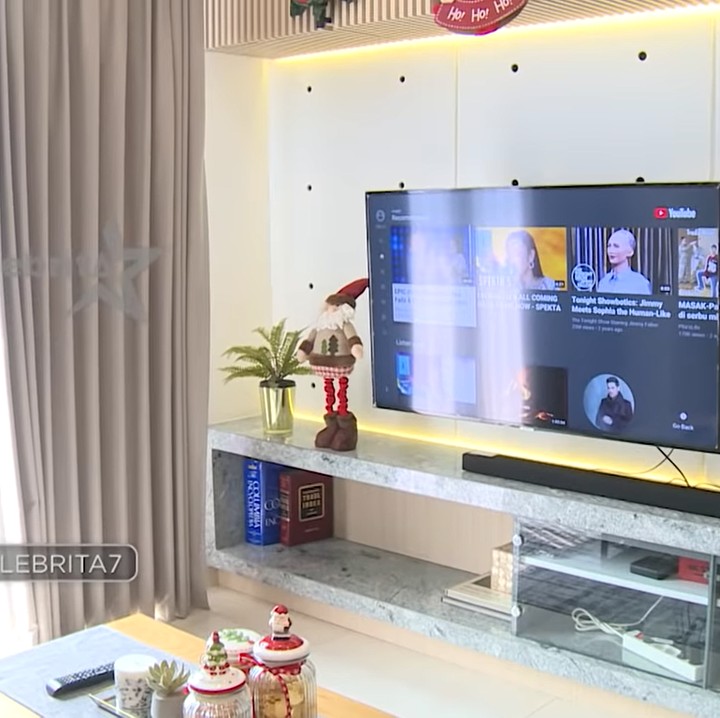 <p>Rumah Yuanita juga didukung teknologi canggih. Ia cukup mengontrol barang elektronik seperti lampu dan televisi menggunakan suara atau <em>voice command</em>. (Foto: YouTube: Selebrita Siang Trans7)</p>