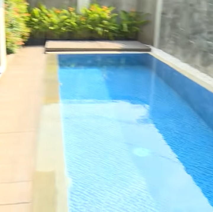 <p>Di rumah ini juga terdapat kolam berenang. Katanya, ini merupakan spot favorit sang suami, Indra Wiguna Tjipto. (Foto: YouTube: Selebrita Siang Trans7)</p>