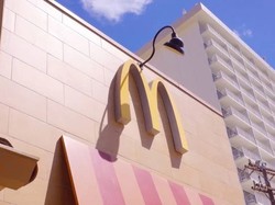 Salut! Pegawai Tertua di McDonalds Jepang Ini Usianya 93 Tahun
