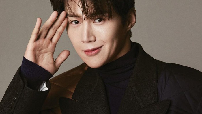 Sementara itu, Kim Seon Ho sangat memuji kepribadian Shin Min Ah yang selalu ceria dan tersenyum, sehingga membuat suasana di lokasi syuting jadi menyenangkan / foto: Elle Korea
