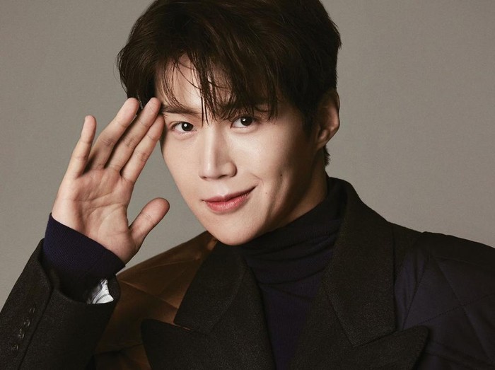 Sementara itu, Kim Seon Ho sangat memuji kepribadian Shin Min Ah yang selalu ceria dan tersenyum, sehingga membuat suasana di lokasi syuting jadi menyenangkan / foto: Elle Korea