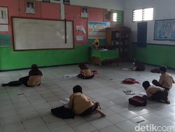 Siswa SDN Cigelam Serang Belajar di Lantai, Ini Kata Kepala Sekolah