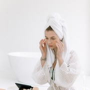 Ada 3 Jenis Makeup Remover, Mana yang Paling Efektif untuk Hapus Make Up?