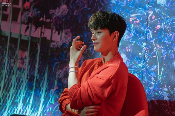 Tahun ini, Song Kang sukses membintangi sejumlah drama populer seperti Love Alarm 2, Sweet Home, Navillera, dan Nevertheless. Perannya di setiap drama tersebut memiliki karakter yang berbeda-beda, namun ia berhasil mendalaminya!/Foto: Namoo Actors