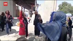VIDEO: Perempuan Afghanistan Demo di Depan Pasukan Taliban