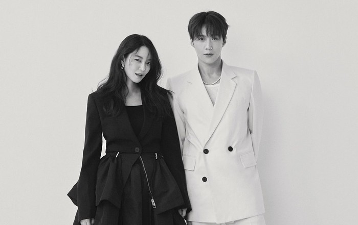 Tidak hanya terlihat seperti kekasih sungguhan, banyak pula yang menilai kecocokan kedua pasangan dalam drama Hometown Cha Cha Cha ini terlihat seperti kakak-adik. Menurut kamu gimana, Beauties?/Foto: Elle Korea