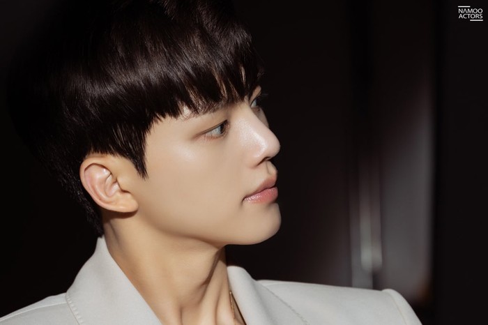 Tidak hanya untuk keperluan syuting Visit Seoul saja, ternyata Song Kang juga didapuk menjadi model cover majalah Marie Claire edisi September 2021, lho!/Foto: Namoo Actors
