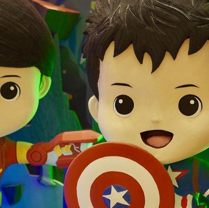 <p>Dekorasinya bertema Marvel. Terdapat dua figur anak laki-laki yang memakai kostum Iron Man dan Captain America. Bisa ditebak Raphael dan Mikhael masing-masing pakai kostum apa? (Foto: Instagram @sandradewi88)</p>