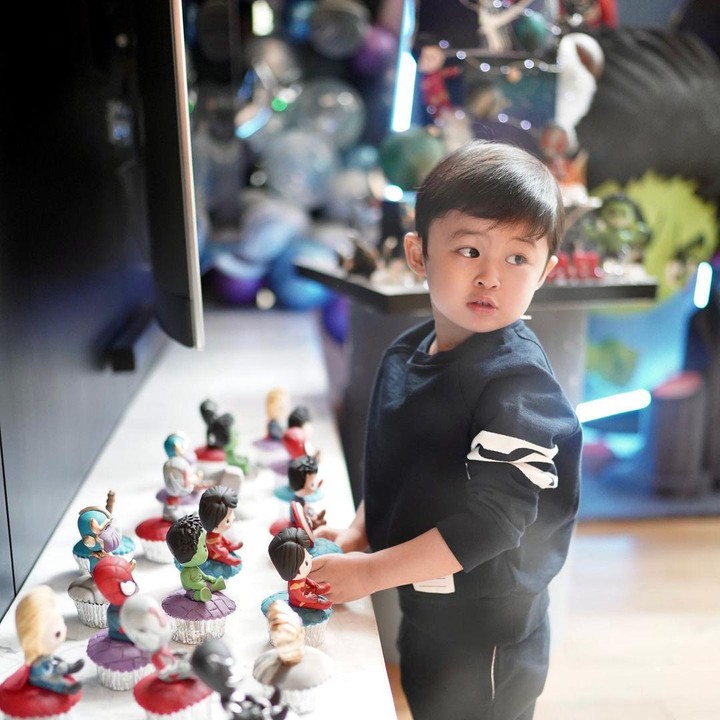 <p>Meski yang berulang tahun adalah Mikhael, tampaknya sang kakak enggak kalah sibuk nih melihat <em>cupcakes</em> dan mencoba <em>snack</em> di ulang tahun adiknya. (Foto: Instagram @sandradewi88)</p>