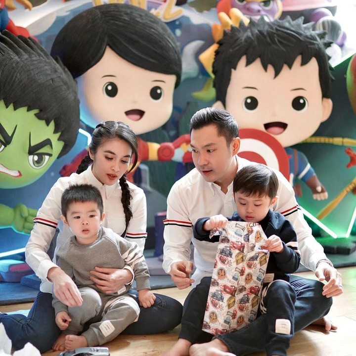 <p>Saatnya buka kado ulang tahun. Wah, selamat ulang tahun ya Mikhael, semoga kelak menjadi kebanggaan bunda dan ayahnya! (Foto: Instagram @sandradewi88)</p>