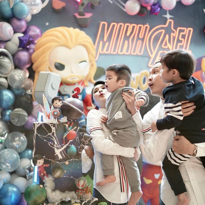 <p>Momen Mikhael tiup lilin kue ulang tahunnya. Kuenya juga bikin salah fokus nih, Bunda, temanya Marvel dan keren banget! (Foto: Instagram @sandradewi88)</p>