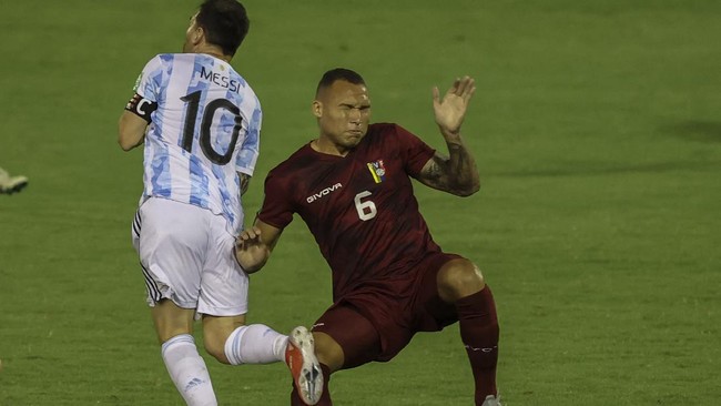Bek Venezuela Luis Adrian Martinez menjadi sorotan setelah melakukan tekel brutal terhadap kapten Argentina Lionel Messi di Kualifikasi Piala Dunia 2022.