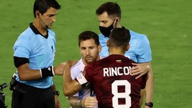 Momen Haru Messi Beri Pelukan Hangat kepada Fan Cilik
