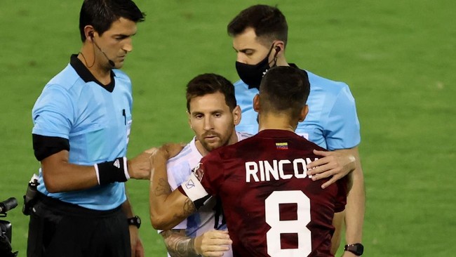 Lionel Messi mendapatkan tepuk tangan dari suporter usai memberikan pelukan kepada fan cilik pada laga Venezuela vs Argentina.