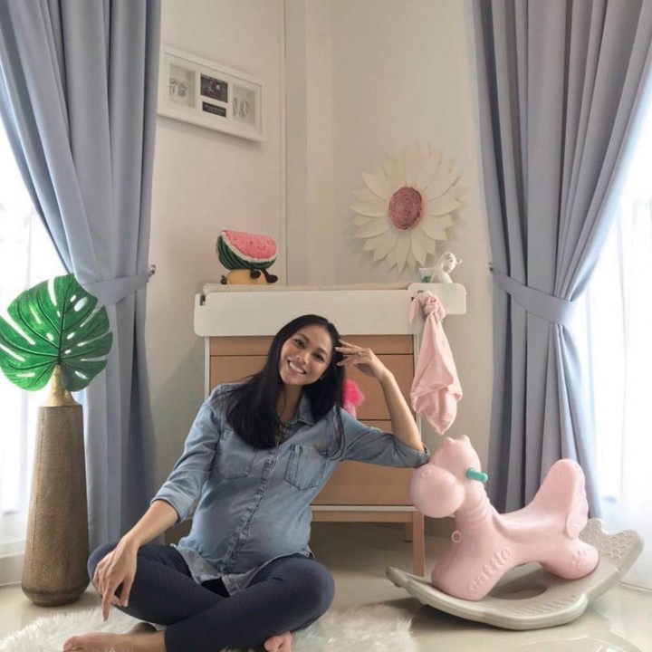 <p>Whulandary Herman juga memiliki ruangan bayi yang dipersiapkan untuk putrinya, Nik Siti Amilie. Ruangan itu didominasi dengan warna beige lembut dan dipercantik memakai dekorasi menggemaskan. (Foto: Instagram @whulandary)</p>