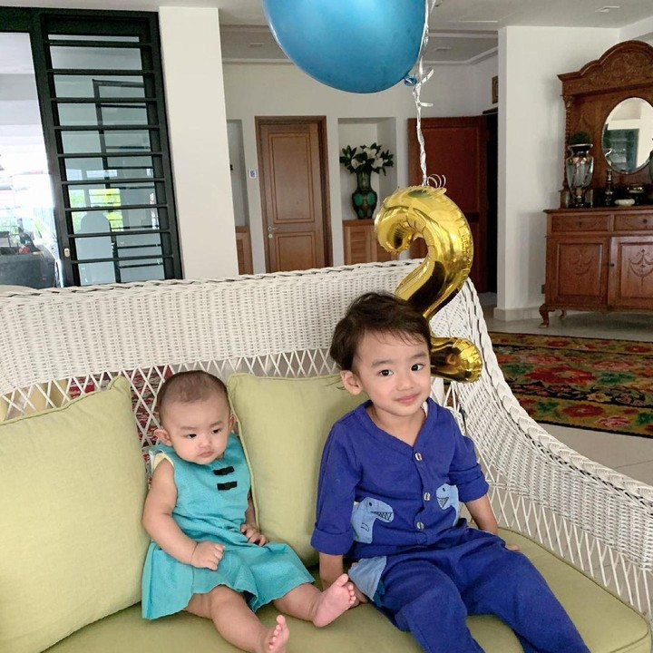 <p>Rumah tersebut menjadi tempat dibesarkannya anak-anak Whulandary, yaitu Nik Zayn dan Nik Siti Amilie. Tengok potret mereka ketika sedang bersantai di rumah, Bunda. (Foto: Instagram @whulandary)</p>