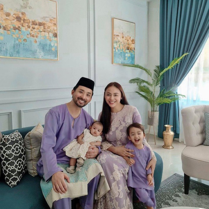 <p>Menetap di Malaysia, Whulandary Herman dan Nik Ibrahim tinggal di sebuah rumah yang indah bersama kedua buah hati mereka. Rumah tersebut diberi dekorasi bernuansa lembut. Terdapat lukisan di ruang tamu yang senada dengan warna biru di rumah mereka. (Foto: Instagram @whulandary)</p>