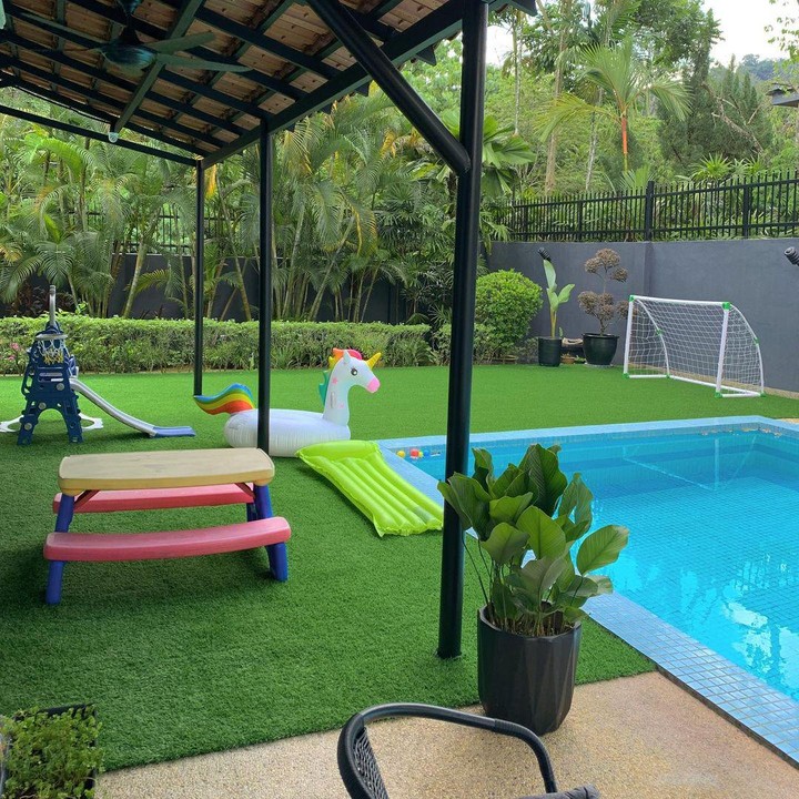 <p>Halaman rumah Whulandary Herman memiliki tempat yang luas sebagai area bermain anak-anak. Mereka juga membangun sebuah kolam renang di rumahnya. (Foto: Instagram @whulandary)</p>