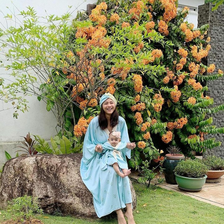 <p>Whulandary Herman hidup bahagia bersama keluarganya di Malaysia usai menikah dengan pengusaha bernama Nik Ibrahim. Mereka mengikat janji pada 10 Februari 2018 lalu. (Foto: Instagram @whulandary)</p>