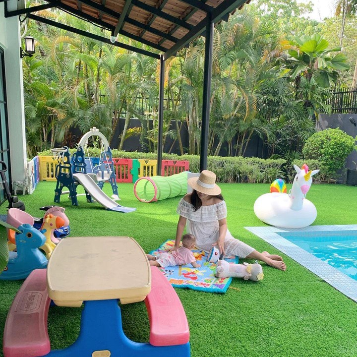 <p>Halaman tersebut disulap menjadi taman bermain yang dilengkapi dengan furnitur, perosotan, dan berbagai mainan untuk si kecil. Whulandary Herman juga sering mengajak anak bungsunya bersantai di atas karpet yang digelar di halaman. (Foto: Instagram @whulandary)</p>