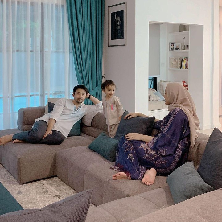 <p>Sementara itu di ruang keluarga, Whulandary Herman sering menghabiskan waktu berbincang ketika sedang quality time bersama anak dan suami. Mereka bersantai di atas sofa minimalis. (Foto: Instagram @whulandary)</p>