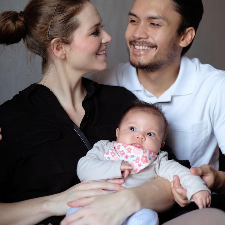 <p>Pasangan Aktor Randy Pangalila dan istri bulenya, Chelsey Frank, dikaruniai seorang bayi perempuan cantik, Bunda. (Foto: Instagram @randpunk)</p>