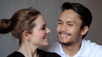 <p>Pasangan Aktor Randy Pangalila dan istri bulenya, Chelsey Frank, dikaruniai seorang bayi perempuan cantik, Bunda. (Foto: Instagram @randpunk)</p>