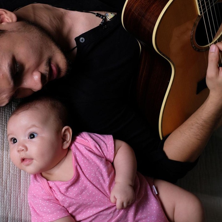 <p>Bayi cantik nan menggemaskan ini terlihat menjadi kesayangan sang ayah ya, Bunda.  (Foto: Instagram @randpunk)</p>