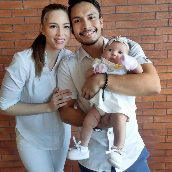 <p>Tak hanya bersama sang putri, Randy juga kerap membagikan potret lengkap dengan keluarga kecilnya, Bunda. Kita doakan semoga Baby Blair tumbuh jadi anak yang sehat, ceria, dan bisa membanggakan kedua orang tua, ya. (Foto: Instagram @randpunk)</p>