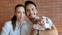 <p>Tak hanya bersama sang putri, Randy juga kerap membagikan potret lengkap dengan keluarga kecilnya, Bunda. Kita doakan semoga Baby Blair tumbuh jadi anak yang sehat, ceria, dan bisa membanggakan kedua orang tua, ya. (Foto: Instagram @randpunk)</p>