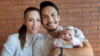 5 Potret Bayi Perempuan Randy Pangalila dan Istri Bule Kanada, Gemas Bun