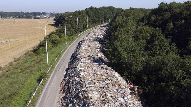 FOTO: Sampah Banjir Belgia Membentang 8 Km di Jalan Raya