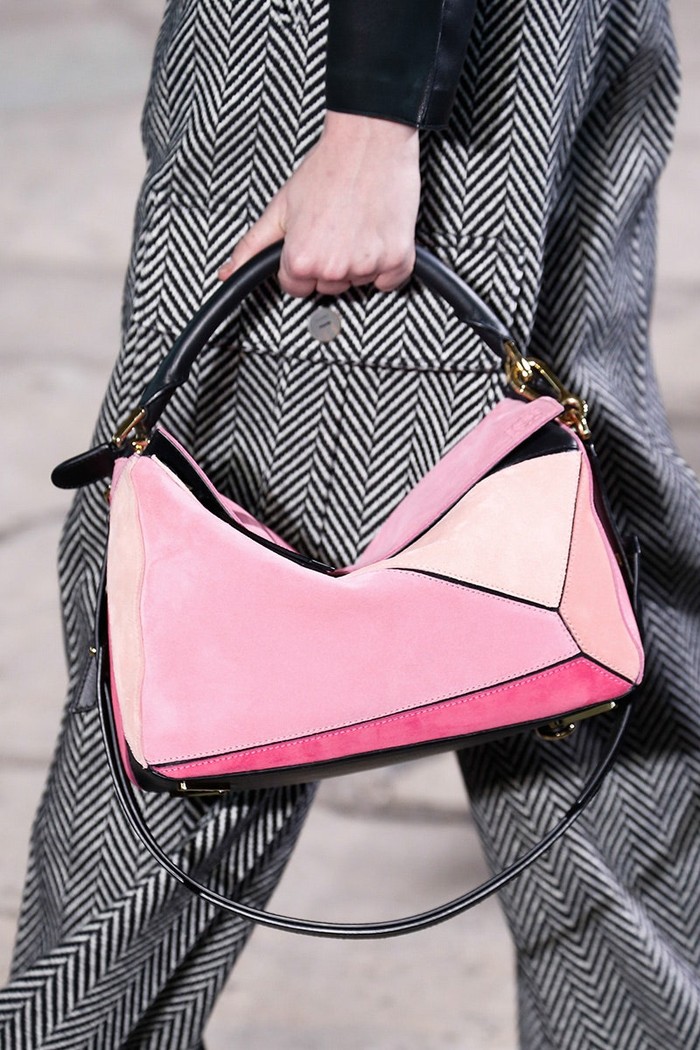 Diantara tas klasik lainnya, Puzzle Bag dari Loewe memiliki model yang lebih playful. Hadir dalam beberapa pilihan warna, Puzzle Bag ini cocok bagi mereka yang menyenagi gaya yang edgy. (foto: vogue.com)