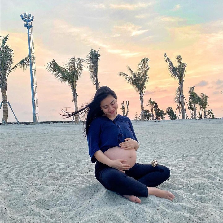 <p>Wanita kelahiran Jakarta 1994 itu juga kerap bagikan potret<em> babybump-</em>nya di media sosial, Bunda. (Foto: Instagram @felicyangelista)<br /><br /></p>